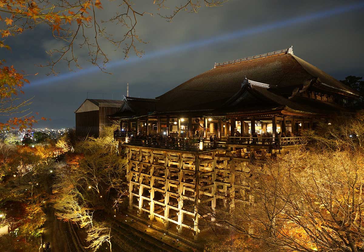 Kyoto travel - magnificent design of Kiyomizu Stage 