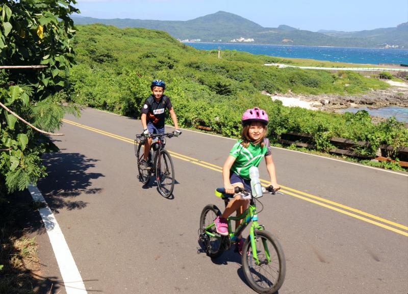 Kids cycle touring in Taiwan