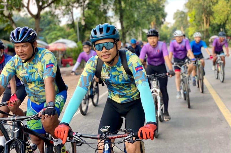 Sokthin Cycling with other cyclist
