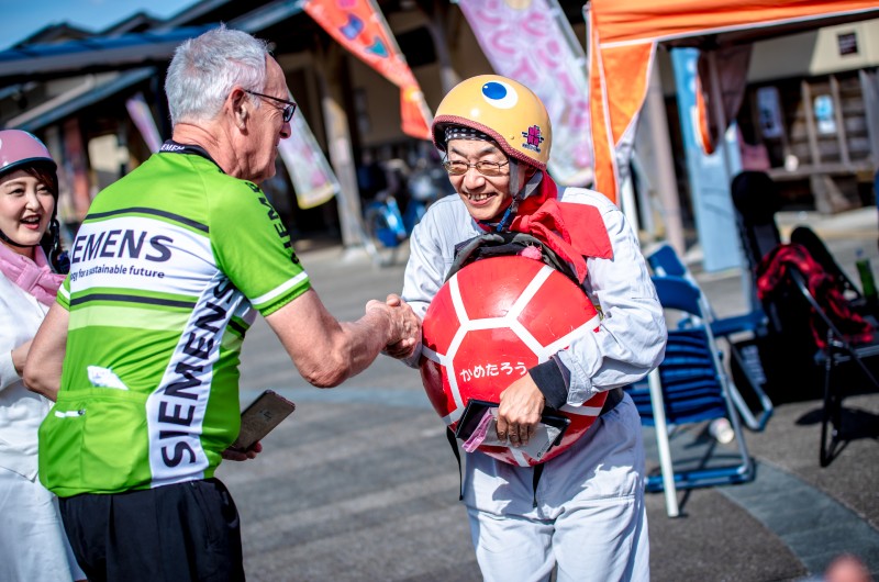 Interacting with Japanese locals while on a bike tour in Japan.